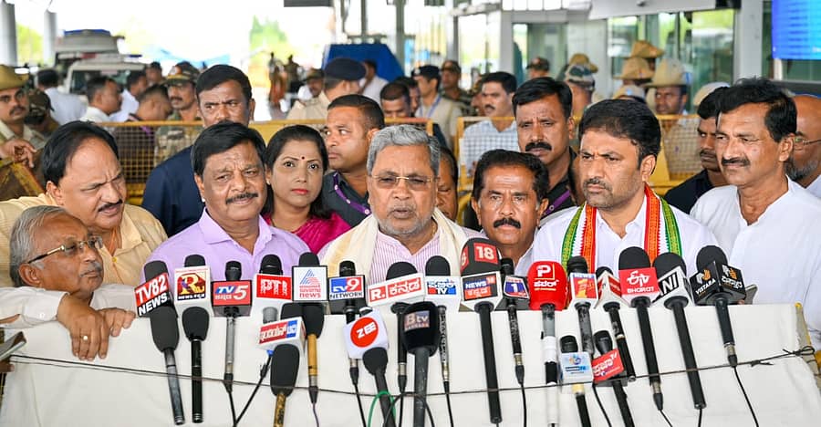 <div class="paragraphs"><p>ಮೈಸೂರು ವಿಮಾನನಿಲ್ದಾಣದಲ್ಲಿ ಪತ್ರಕರ್ತರೊಂದಿಗೆ ಮಾತನಾಡಿದ ಮುಖ್ಯಮಂತ್ರಿ ಸಿದ್ದರಾಮಯ್ಯ </p></div>