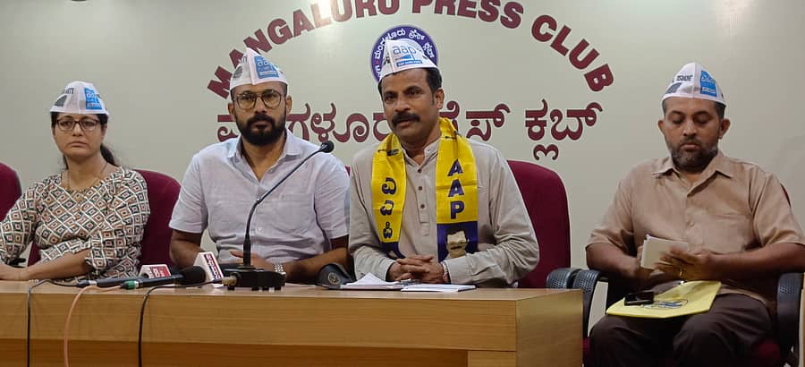 ಸುದ್ದಿಗೋಷ್ಠಿಯಲ್ಲಿ ಬಿ.ಕೆ.ವಿಶುಕುಮಾರ್‌ ಮಾತನಾಡಿದರು. ಶನೋನ್ ಪಿಂಟೊ, ಕಲಂದರ್ ಎಲಿಮಲೆ ಹಾಗೂ ಸೀಮ ಮಡಿವಾಳ ಭಾಗವಹಿಸಿದ್ದರು