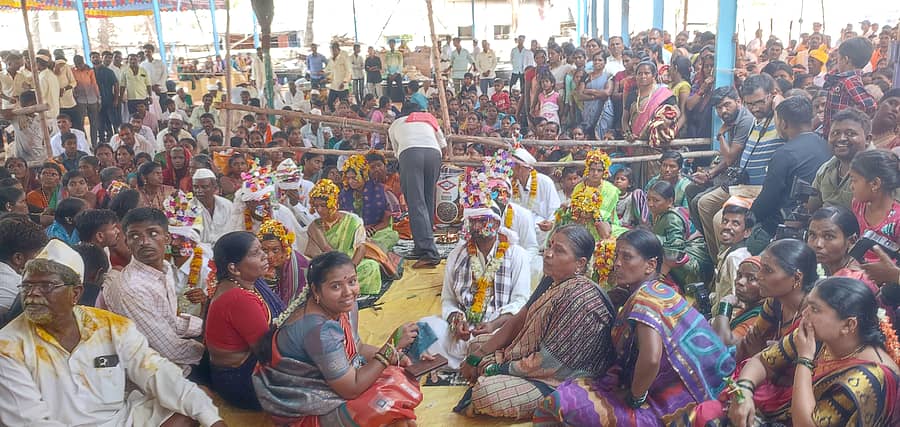 ಗಜೇಂದ್ರಗಡ ಸಮೀಪದ ರಾಜೂರು ಗ್ರಾಮದಲ್ಲಿ ಬೀರಲಿಂಗೇಶ್ವರ ದೇವಸ್ಥಾನದಲ್ಲಿ ಸಾಮೂಹಿಕ ವಿವಾಹಗಳು ಜರುಗಿದವು