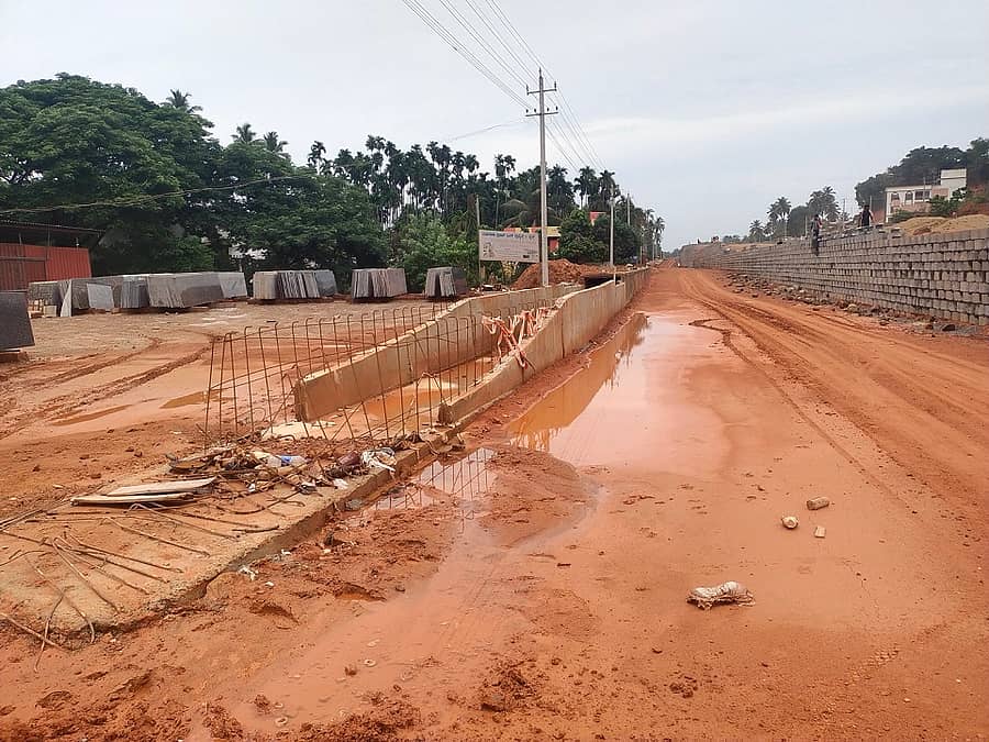 ಉಪ್ಪಿನಂಗಡಿ ಸಮೀಪ 34-ನೆಕ್ಕಿಲಾಡಿಯಲ್ಲಿ ಚತುಷ್ಪಥ ರಸ್ತೆ ಕಾಮಗಾರಿ ನಡೆಯುವಲ್ಲಿ ನಿರ್ಮಿಸಿದ ಸರ್ವೀಸ್ ರಸ್ತೆಯಲ್ಲಿ ಅಪೂರ್ಣಗೊಂಡಿರುವ ಚರಂಡಿ