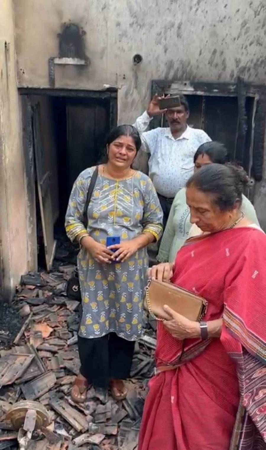 ಜೋಗದ ದೇವಿಕಾ ಅವರ ಮನೆಗೆ ವಿಧಾನ ಪರಿಷತ್ ಮಾಜಿ ಸದಸ್ಯೆ ಪ್ರಫುಲ್ಲಾ ಮಧುಕರ್ ಭೇಟಿ ನೀಡಿದ್ದರು 