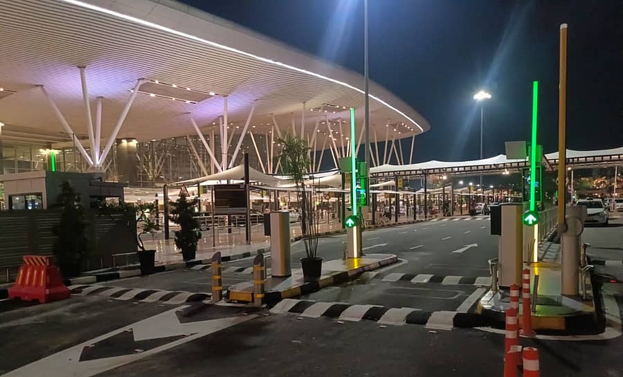 ಕೆಂಪೇಗೌಡ ಅಂತರರಾಷ್ಟ್ರೀಯ ವಿಮಾನ ನಿಲ್ದಾಣದ ಆಗಮನ ದ್ವಾರದ (ಅರೈವಲ್‌ ಗೇಟ್‌) ಬಳಿ ಸ್ಥಾಪಿಸಿರುವ ಪಿಕ್‌ಅಪ್‌ ಪಾಯಿಂಟ್‌ ಶುಲ್ಕ ಸಂಗ್ರಹ ಕೇಂದ್ರ