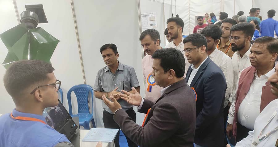 ವಿದ್ಯಾರ್ಥಿಗಳು ಸಿದ್ಧಪಡಿಸಿದ್ದ ತಂತ್ರಜ್ಞಾನ ಆಧಾರಿತ ಮಾದರಿಗಳ ಪ್ರದರ್ಶನವನ್ನು ಗಣ್ಯರು ವೀಕ್ಷಿಸಿದರು. 