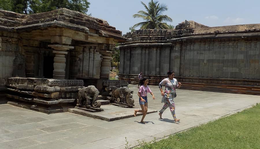 ಹಳೇಬೀಡಿನ ಬಸ್ತಿಹಳ್ಳಿಯ ಜೈನ ಬಸದಿಯ ನೆಲಹಾಸಿನ ಕಲ್ಲು ಕಾಯುತ್ತಿರುವುದರಿಂದ ಪ್ರವಾಸಿಗರು ಓಡುತ್ತಿರುವ ದೃಶ್ಯ ಕಂಡು ಬಂತು.