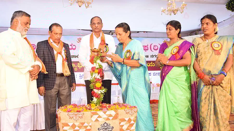 ಬೀದರ್ನ ಸರಸ್ವತಿ ಶಾಲೆಯಲ್ಲಿ ಶನಿವಾರ ಹಮ್ಮಿಕೊಂಡಿದ್ದ ಸ್ನೇಹ ಮಿಲನ ಕಾರ್ಯಕ್ರಮವನ್ನು ಹಿರಿಯ ಶಿಕ್ಷಕಿ ಶ್ರೀಮತಿ ಅಕ್ಕ ಉದ್ಘಾಟಿಸಿದರು