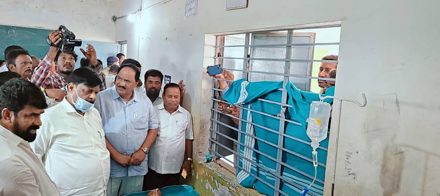 ಕೆ.ಸಾಲುಂಡಿ ಗ್ರಾಮದಲ್ಲಿ ಅಸ್ವಸ್ಥರಿಗಾಗಿ ನಿರ್ಮಿಸಿರುವ ತಾತ್ಕಾಲಿಕ ಕ್ಲಿನಿಕ್ಗೆ ಸಚಿವ ಡಾ.ಎಚ್.ಸಿ.ಮಹದೇವಪ್ಪ ಭೇಟಿ ನೀಡಿ ರೋಗಿಗಳ ಆರೋಗ್ಯ ವಿಚಾರಿಸಿದರು. ಮುಡಾ ಅಧ್ಯಕ್ಷ ಕೆ.ಮರಿಗೌಡ ಜೊತೆಗಿದ್ದರು