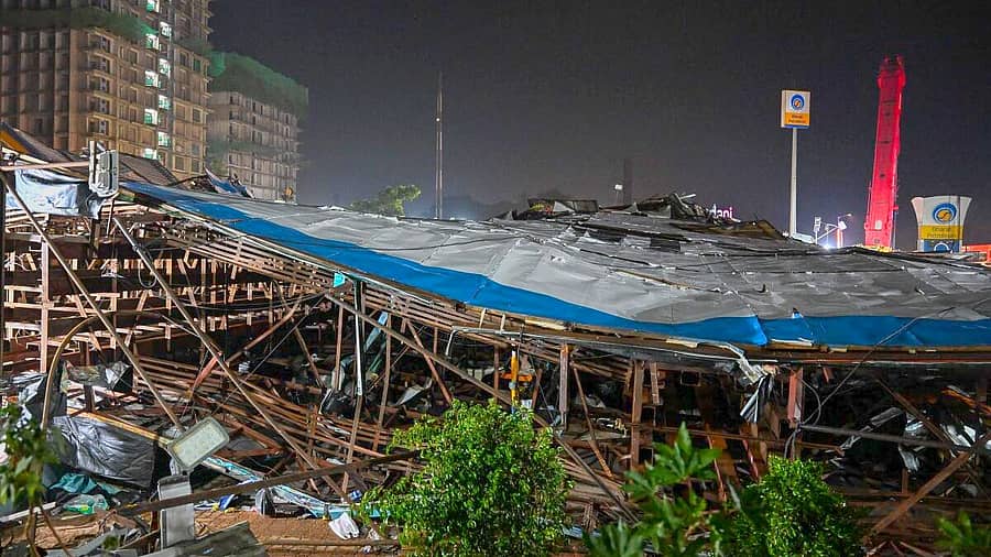 <div class="paragraphs"><p>ಮುಂಬೈನಲ್ಲಿ ಘಾಟ್ಕೋಪರ್ ಪ್ರದೇಶದ ಅನಧಿಕೃತ ಬೃಹತ್ ಜಾಹೀರಾತು ಫಲಕ ಕುಸಿತ</p></div>