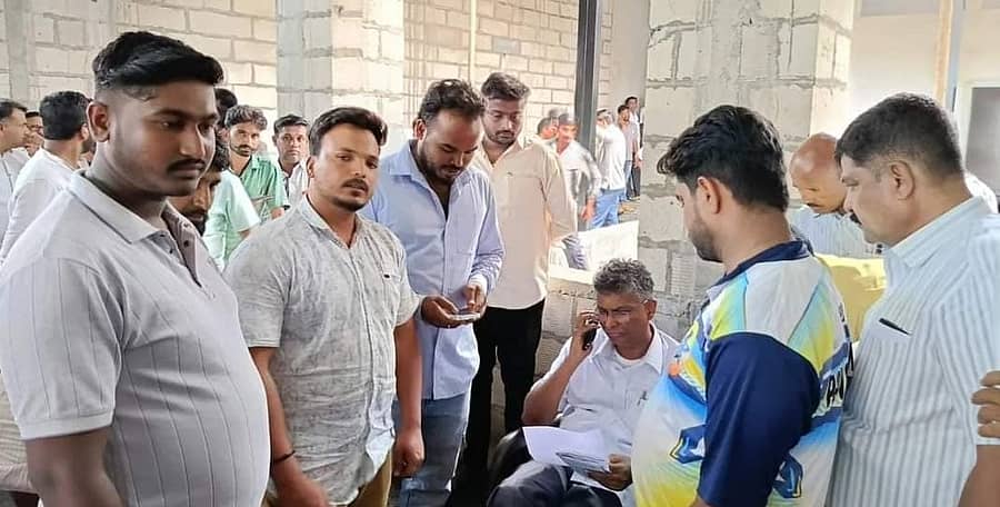 ಹುಕ್ಕೇರಿಯಲ್ಲಿ ಗುರುವಾರ ಸಚಿವ ಸತೀಶ ಜಾರಕಿಹೊಳಿ ಅವರು ಸಾರ್ವಜನಿಕರ ಅಹವಾಲು ಆಲಿಸಿದರು