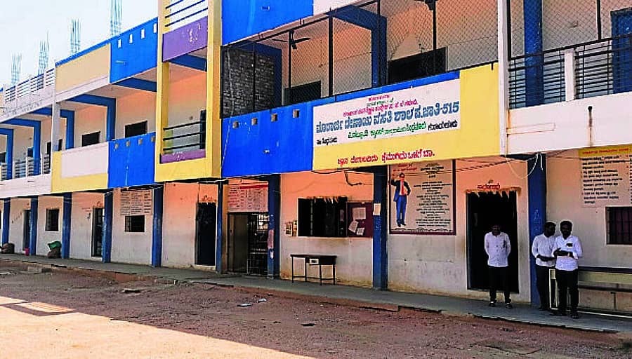 <div class="paragraphs"><p>ಸಿಂಧನೂರಿನ ಡಾಲರ್ಸ್ ಕಾಲೊನಿಯಲ್ಲಿರುವ ಮೊರಾರ್ಜಿ ದೇಸಾಯಿ ವಸತಿ ಶಾಲೆಯ ಮುನ್ನೋಟ</p></div>