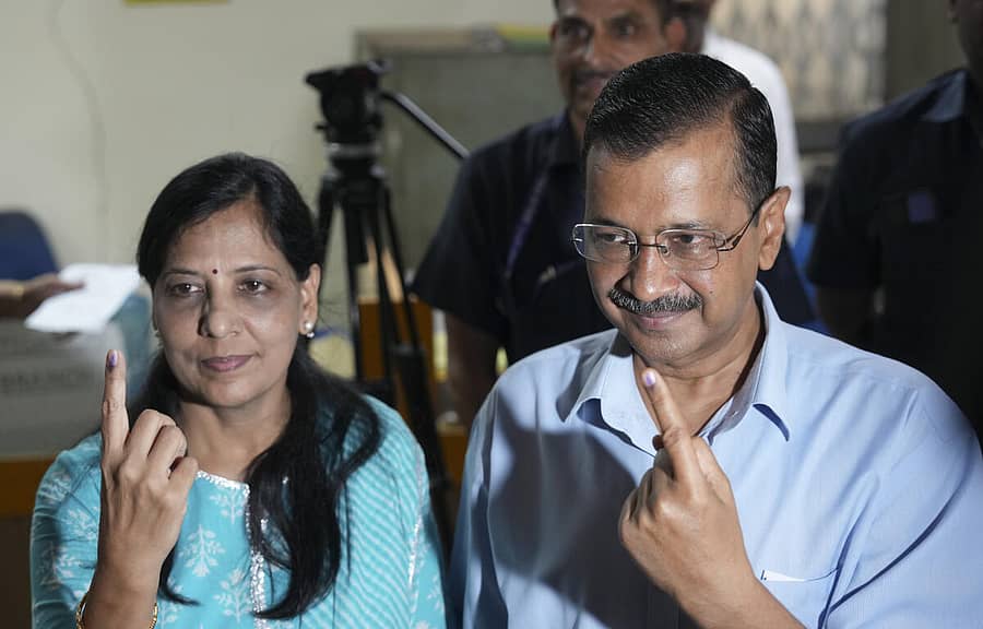 <div class="paragraphs"><p>ಸುನೀತಾ ಕೇಜ್ರಿವಾಲ್ ಹಾಗೂ ಅರವಿಂದ ಕೇಜ್ರಿವಾಲ್</p></div>