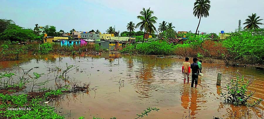 <div class="paragraphs"><p>ಕೋಲಾರ ಜಿಲ್ಲೆಯ ಕೆಜಿಎಫ್ನಲ್ಲಿ ಬುಧವಾರ ಬಿದ್ದ ಮಳೆಯ ನೀರು ತಗ್ಗು ಪ್ರದೇಶಗಳಿಗೆ ನುಗ್ಗಿದೆ</p></div>