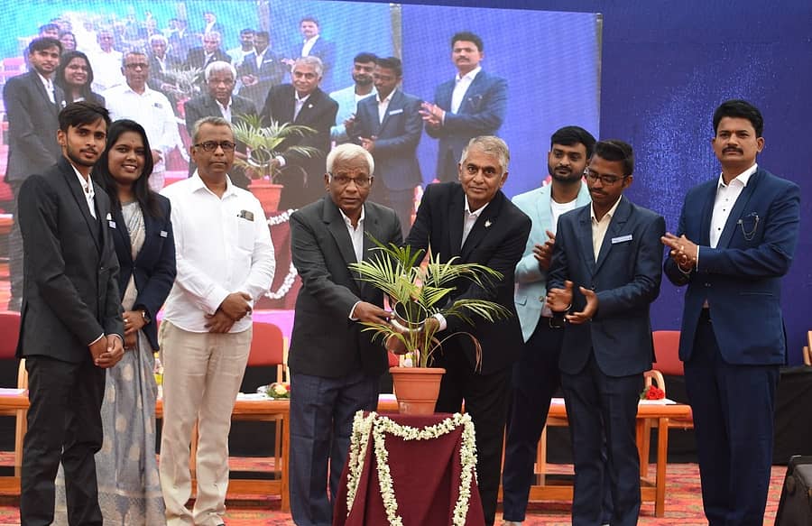 ಗದಗ ನಗರದ ತೋಂಟದಾರ್ಯ ತಾಂತ್ರಿಕ ಮಹಾವಿದ್ಯಾಲಯದಲ್ಲಿ ನಡೆದ ‘ತೋಂಟದೋತ್ಸವ-2024’ ಕಾರ್ಯಕ್ರಮವನ್ನು ಫಸ್ಟ್ ಜನರೇಷನ್ ಎಂಟರ್ಪ್ರೈಸಸ್ ಕಂಪನಿಯ ವ್ಯವಸ್ಥಾಪಕ ನಿರ್ದೇಶಕ ರಮೇಶ ಪಾಟೀಲ ಉದ್ಘಾಟಿಸಿದರು