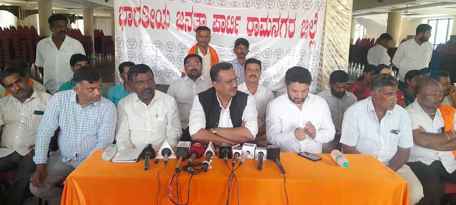 ರಾಮನಗರದಲ್ಲಿ ಶುಕ್ರವಾರ ನಡೆದ ಸುದ್ದಿಗೋಷ್ಠಿಯಲ್ಲಿ ಬಿಜೆಪಿ ರಾಜ್ಯ ವಕ್ತಾರ ಅಶ್ವತ್ಥ ನಾರಾಯಣಗೌಡ ಮಾತನಾಡಿದರು. ಮುಖಂಡರಾದ ಪ್ರಸಾದ್ ಗೌಡ, ಶಿವಲಿಂಗಯ್ಯ, ಗೌತಮ್ ಗೌಡ, ಬಿಜೆಪಿ ಅಧ್ಯಕ್ಷ ಆನಂದಸ್ವಾಮಿ ಇದ್ದಾರೆ