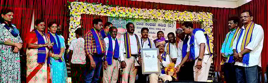 ಕಾರ್ಯಕ್ರಮದಲ್ಲಿ ದಸಂಸ ಸಂಚಾಲಕ ಮಾವಳ್ಳಿ ಶಂಕರ್ ಅವರನ್ನು ಸನ್ಮಾನಿಸಲಾಯಿತು