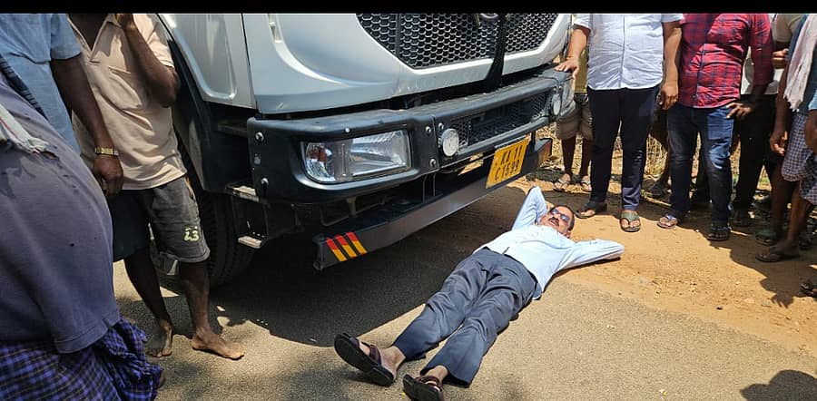 ನಾಲೆಗೆ ಹಾಕಲು ಪೈಪುಗಳನ್ನು ತಂದಿದ್ದ ಲಾರಿಗೆ ಅಡ್ಡವಾಗಿ ಮಲಗಿ ಪ್ರತಿಭಟಿಸಿದ ಮಾಜಿ ಸಚಿವ ಸೊಗಡು ಶಿವಣ್ಣ.