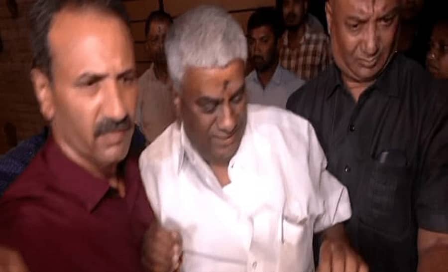 ಪದ್ಮನಾಭನಗರದ ಮನೆಯಲ್ಲಿ ಎಚ್‌.ಡಿ.ರೇವಣ್ಣ ಅವರನ್ನು ಬಂಧಿಸಿದ ಎಸ್‌ಐಟಿ ಅಧಿಕಾರಿಗಳು ಕರೆದೊಯ್ದರು  –ಪ್ರಜಾವಾಣಿ ಚಿತ್ರ