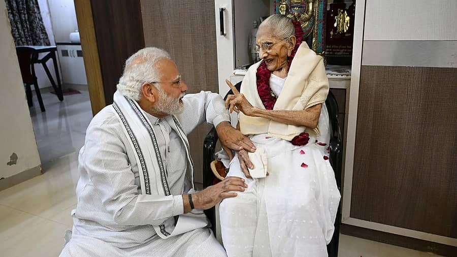 <div class="paragraphs"><p>ತಾಯಿಯ ಜೊತೆ ಪ್ರಧಾನಿ ನರೇಂದ್ರ ಮೋದಿ (ಪಿಟಿಐ ಸಂಗ್ರಹ ಚಿತ್ರ)</p></div>