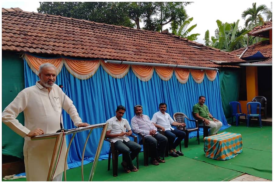 ಸಾಗರಕ್ಕೆ ಸಮೀಪದ ಮಂಕಳಲೆ ಗ್ರಾಮದಲ್ಲಿ ಭಾನುವಾರ ನಡೆದ ವಿಧಾನ ಪರಿಷತ್ ಚುನಾವಣೆಯ ಪ್ರಚಾರ ಸಭೆಯಲ್ಲಿ ಮಾಜಿ ಸಚಿವ ವಿಶ್ವೇಶ್ವರ ಹೆಗಡೆ ಕಾಗೇರಿ ಮಾತನಾಡಿದರು.