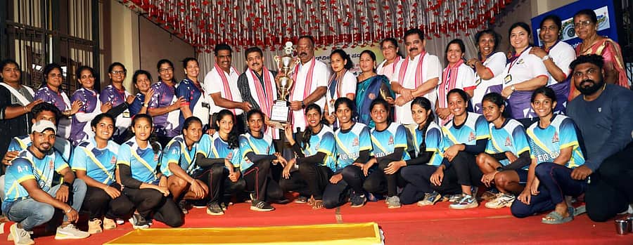 ಪಡುಬಿದ್ರಿ ಇನ್ನರ್ವೀಲ್ ಕ್ಲಬ್ ಆಯೋಜಿಸಿದ ಇನ್ನರ್ ವೀಲ್ ಟ್ರೋಫಿ 2024 ಮಹಿಳಾ ತ್ರೋಬಾಲ್ ಪಂದ್ಯಕೂಟದಲ್ಲಿ ಮಂಗಳೂರು ಹರ್ ಕ್ಯುಲರ್ಸ್ ತಂಡ ಟ್ರೋಫಿ ಪಡೆದುಕೊಂಡಿತು.