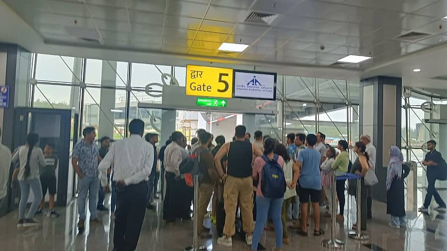 ಪೋರ್ಟ್ಬ್ಲೇರ್ ವಿಮಾನ ನಿಲ್ದಾಣದಲ್ಲಿ ಅತಂತ್ರರಾಗಿರುವ ಕರ್ನಾಟಕ ಮೂಲದ ಪ್ರವಾಸಿಗರು.