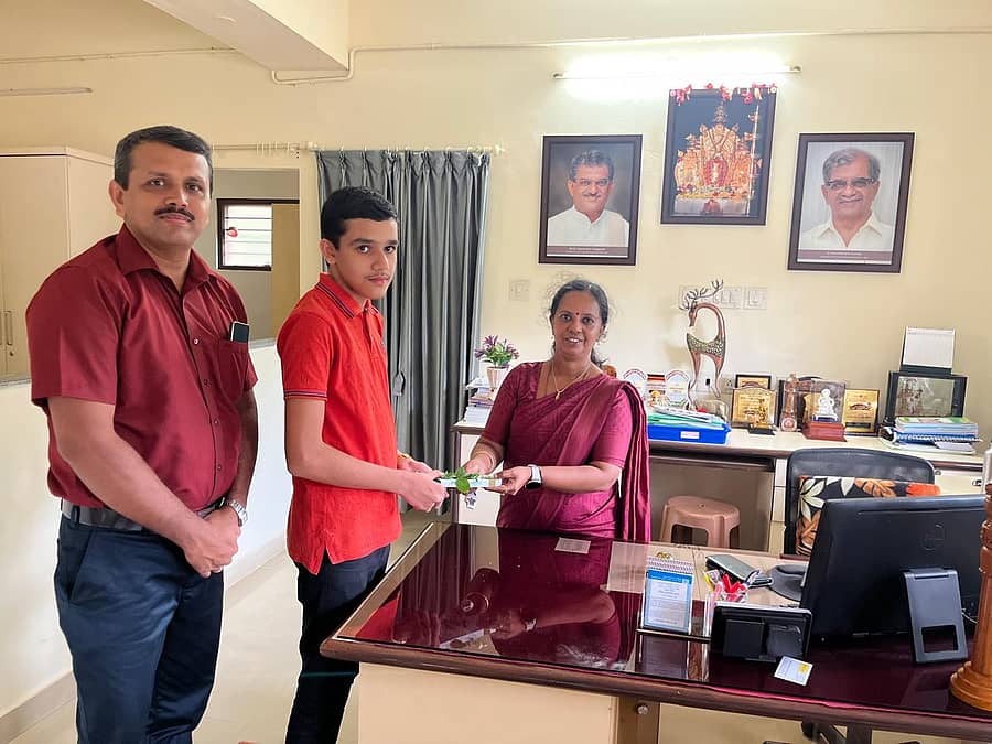 ರಾಜ್ಯಕ್ಕೆ ದ್ವಿತೀಯ ಸ್ಥಾನ ಪಡೆದ ಬೆಳ್ತಂಗಡಿ ಎಸ್‌ಡಿಎಂ ಇಂಗ್ಲಿಷ್ ಮಾಧ್ಯಮ ಪ್ರೌಢಶಾಲೆಯ ಬಾಲಕ ಚಿನ್ಮಯ್ ಜಿ.ಕೆ. ಅವರನ್ನು ಮುಖ್ಯ ಶಿಕ್ಷಕಿ ಹೇಮಲತಾ ಅಭಿನಂದಿಸಿದರು. ಚಿನ್ಮಯ್ ತಂದೆ ಗಣೇಶ್ ಭಟ್ ಹಾಜರಿದ್ದರು