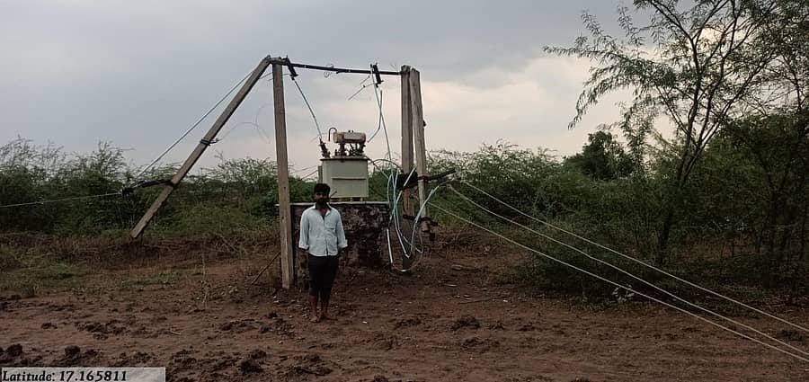 ವಿಜಯಪುರ ಜಿಲ್ಲೆಯ ರೂಡಗಿ ಗ್ರಾಮದಲ್ಲಿ ಬಿರುಗಾಳಿ ಸಹಿತ ಮಳೆಗೆ ವಿದ್ಯುತ್ ಕಂಬಗಳು ಮುರಿದು ನೆಲಕಚ್ಚಿದೆ.