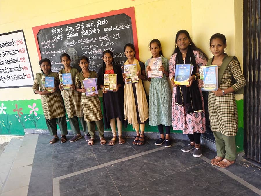ಕಲಬುರಗಿ ಜಿಲ್ಲೆಯ ಸೇಡಂ ಸರ್ಕಾರಿ ಕನ್ಯಾ ಪ್ರೌಢಶಾಲೆಯಲ್ಲಿ ಬುಧವಾರ ವಿದ್ಯಾರ್ಥಿನಿಯರಿಗೆ ಪಠ್ಯಪುಸ್ತಕ ವಿತರಿಸಲಾಯಿತು