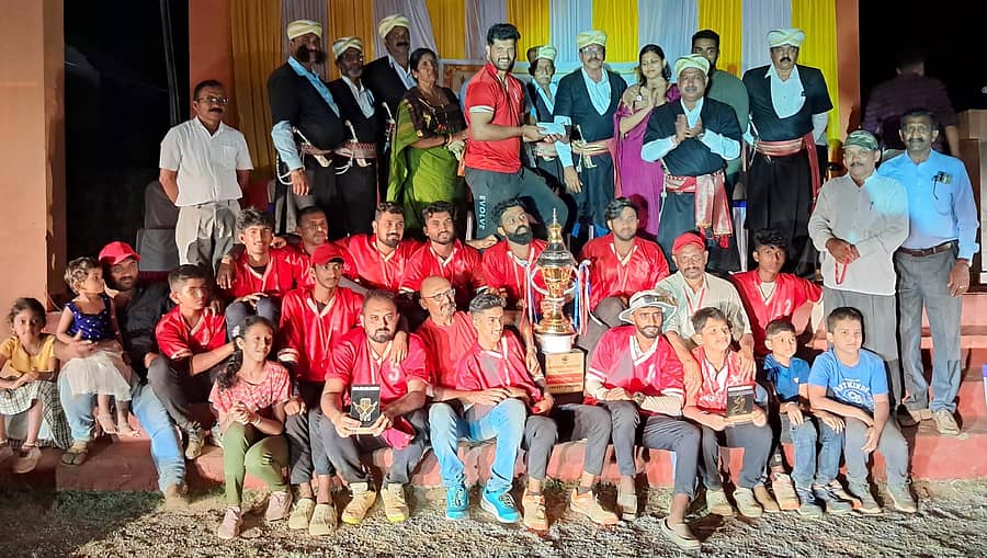 ಗೋಣಿಕೊಪ್ಪಲು ಬಳಿಯ ಹಾತೂರಿನಲ್ಲಿ ನಡೆದ ಕೊಡಗು ಹೆಗ್ಗಡೆ ಸಮಾಜದ ಕ್ರೀಡೋತ್ಸವದ ಕ್ರಿಕೆಟ್ ನಲ್ಲಿ ಹಾತೂರು ವಲಯ ತಂಡ ಪ್ರಶಸ್ತಿ ಪಡೆಯಿತು.