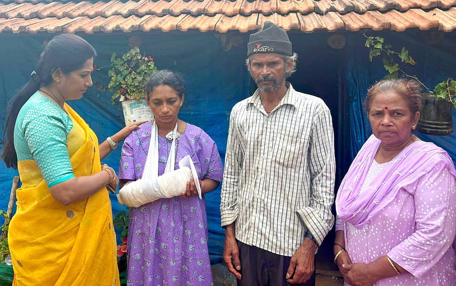 ಸೋಮವಾರಪೇಟೆ ತಾಲ್ಲೂಕಿನ ಕುಂಬಾರಗಡಿಗೆ ಗ್ರಾಮಕ್ಕೆ ಭೇಟಿ ನೀಡಿದ ರಾಜ್ಯ ಮಹಿಳಾ ಕಾಂಗ್ರೆಸ್ ಅಧ್ಯಕ್ಷೆ ಡಾ. ಪುಷ್ಪ ಅಮರನಾಥ್ ಮೀನಾಳ ಪೋಷಕರಿಗೆ ಸಾಂತ್ವನ ಹೇಳಿದರು