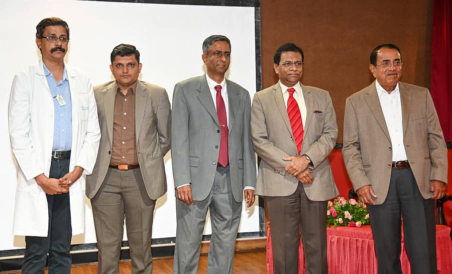 <div class="paragraphs"><p>ಸುದ್ದಿಗೋಷ್ಠಿಯಲ್ಲಿ (ಎಡದಿಂದ) ರಾಮಯ್ಯ ಸ್ಮಾರಕ ಆಸ್ಪತ್ರೆಯ ಡಾ. ಕೀರ್ತಿ ಕೌಶಿಕ್, ಡಾ. ವಿನಾಯಕ್ ವಿ. ಮಾಕಾ, ರಾಮಯ್ಯ ಸ್ಮಾರಕ ಆಸ್ಪತ್ರೆಯ ನಿರ್ದೇಶಕ ಡಾ. ಕೆ. ಹರೀಶ್, ರಾಮಯ್ಯ ಸ್ಮಾರಕ ಆಸ್ಪತ್ರೆಯ ಮುಖ್ಯ ಕಾರ್ಯನಿರ್ವಾಹಕ ಅಧಿಕಾರಿ ಡಾ ಮದನ್ ಗಾಯಕ್ವಾಡ್ ಮತ್ತು ಗೋಕುಲ ಶಿಕ್ಷಣ ಪ್ರತಿಷ್ಠಾನ ಮತ್ತು ಗೋಕುಲ ಶಿಕ್ಷಣ ಪ್ರತಿಷ್ಠಾನ (ವೈದ್ಯಕೀಯ) ಭಾಗವಹಿಸಿದ್ದರು</p></div>