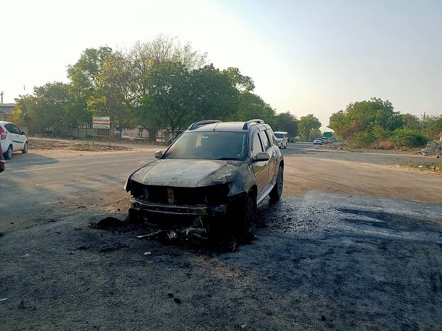 ಶಕ್ತಿನಗರ ಬಳಿಯ ವೈಟಿಪಿಎಸ್ ಮುಖ್ಯದ್ವಾರದ ಎದುರಿನ ರಸ್ತೆಯಲ್ಲಿ ಬೆಂಕಿ ಕಾಣಿಸಿಕೊಂಡು ಹೊತ್ತಿ ಉರಿದ ಕಾರು