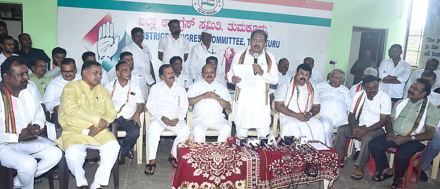 ತುಮಕೂರು ಕಾಂಗ್ರೆಸ್ ಕಚೇರಿಯಲ್ಲಿ ಶನಿವಾರ ನಡೆದ ಆಗ್ನೇಯ ಶಿಕ್ಷಕರ ಕ್ಷೇತ್ರದ ಚುನಾವಣಾ ಸಭೆಯಲ್ಲಿ ಜಿಲ್ಲಾ ಉಸ್ತುವಾರಿ ಸಚಿವ ಜಿ.ಪರಮೇಶ್ವರ ಮಾತನಾಡಿದರು. ಮುಖಂಡರಾದ ಚಂದ್ರಶೇಖರ್ಗೌಡ, ಎಂ.ಸಿ.ವೇಣುಗೋಪಾಲ್, ಎಸ್.ಪಿ.ಮುದ್ದಹನುಮೇಗೌಡ, ಟಿ.ಬಿ.ಜಯಚಂದ್ರ, ಎಸ್.ಆರ್.ಶ್ರೀನಿವಾಸ್, ಎಚ್.ವಿ.ವೆಂಕಟೇಶ್ ಇತರರು ಭಾಗವಹಿಸಿದ್ದರು