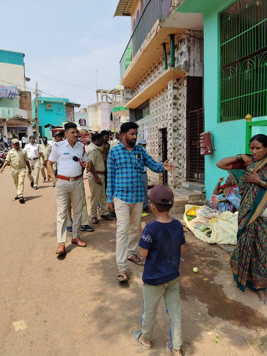 ಹುಮನಾಬಾದ್ ಪಟ್ಟಣದಲ್ಲಿ ಸಂಚಾರಿ ಪಿಎಸ್ಐ ಶ್ರೀಶೈಲ ಹಾಗೂ ಪುರಸಭೆ ಅಧಿಕಾರಿಗಳು ಪುಟ್ಪಾತ್ ತೆರವು ಕಾರ್ಯಾಚರಣೆ ನಡೆಸಿದರು