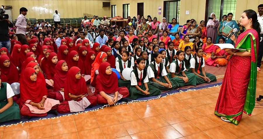 ಧಾರವಾಡದ ಸರ್ಕಾರಿ ಮಾದರಿ ಪ್ರಾಯೋಗಿಕ ಉರ್ದು ಮತ್ತು ಕನ್ನಡ ಶಾಲೆಯಲ್ಲಿ ಶುಕ್ರವಾರ ಜಿಲ್ಲಾಧಿಕಾರಿ ದಿವ್ಯಪ್ರಭು ಪಾಠ ಮಾಡಿದರು