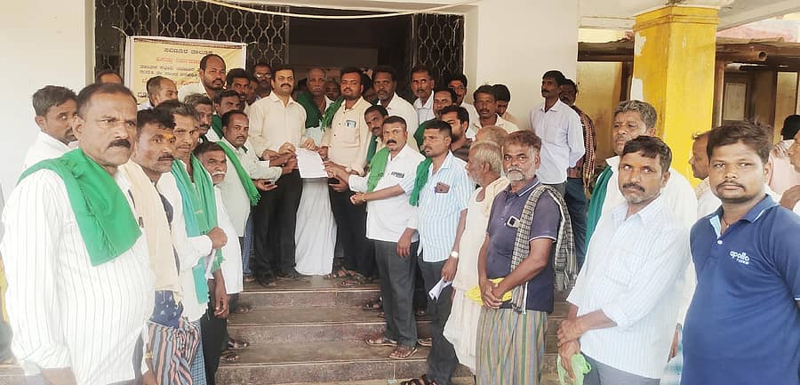 ಎನ್ಡಿಆರ್ಎಫ್ ನಿಯಮದಡಿ ಬರ ಪರಿಹಾರ ಬಿಡುಗಡೆ ಮಾಡುವಂತೆ ಒತ್ತಾಯಿಸಿ ಕರ್ನಾಟಕ ರಾಜ್ಯ ರೈತ ಸಂಘ ಹಾಗೂ ಹಸಿರು ಸೇನೆ ಸವಣೂರು ತಾಲ್ಲೂಕು ಘಟಕದ ವತಿಯಿಂದ ಪ್ರತಿಭಟನೆ ಕೈಗೊಂಡು ತಹಶೀಲ್ದಾರ್ ಭರತ್ರಾಜ್.ಕೆ.ಎನ್. ಅವರಿಗೆ ಮನವಿ ಸಲ್ಲಿಸಲಾಯಿತು