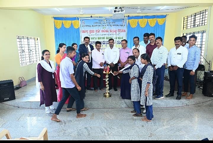 ನಂಜನಗೂಡು ತಾಲ್ಲೂಕಿನ ಹುಲ್ಲಹಳ್ಳಿ ಗ್ರಾಮದ ಪ್ರಥಮ ದರ್ಜೆ ಕಾಲೇಜಿನಲ್ಲಿ ಗುರುವಾರ ಕರ್ನಾಟಕ ರಾಜ್ಯ ಪತ್ರಗಾರ ಇಲಾಖೆ ಆಯೋಜಿಸಿದ್ದ ರಾಜ್ಯಮಟ್ಟದ ವಿಚಾರ ಸಂಕಿರಣವನ್ನು ವಿಭಾಗೀಯ ಪತ್ರಗಾರ ಕಚೇರಿಯ ಹಿರಿಯ ನಿದೇರ್ಶಕ ಎಚ್.ಎಲ್. ಮಂಜುನಾಥ ಉದ್ಘಾಟಿಸಿದರು