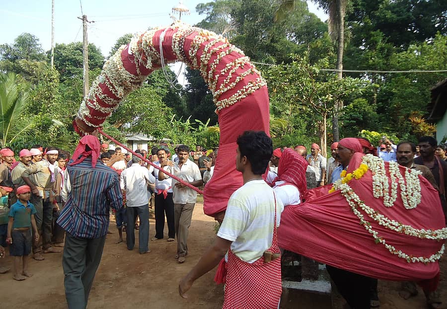 ವಿರಾಜಪೇಟೆ ಸಮೀಪದ ಬೇರಳಿನಾಡಿನ ಪಾರಣ ಬೇಡು ಹಬ್ಬದ ಸಂದರ್ಭ ಬಿದಿರಿನ ಕುದುರೆ ಐನ್ಮನೆಯೊಂದರಿಂದ ಹೊರಡುವ ಕ್ಷಣ (ಸಂಗ್ರಹ ಚಿತ್ರ)