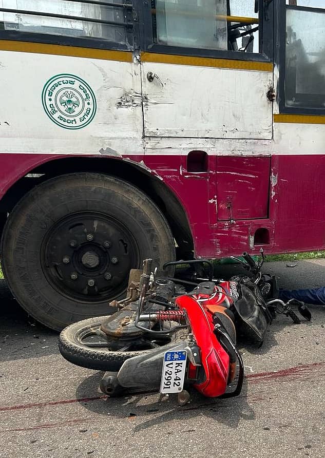 ರಾಮನಗರ ತಾಲ್ಲೂಕಿನ ಅವ್ವೇರಹಳ್ಳಿಯ ಸಬ್ಬಕೆರೆ ಗೇಟ್ ಬಳಿ ಭಾನುವಾರ ಸಂಭವಿಸಿದ ಅಪಘಾತದಲ್ಲಿ ಕೆಎಸ್ಆರ್ಟಿಸಿ ಬಸ್ ಚಕ್ರದಡಿ ಸಿಲುಕಿರುವ ಬೈಕ್