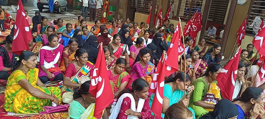 ಬೆಳ್ತಂಗಡಿ ಭಾರತ್ ಬೀಡಿ ಕಂಪನಿ ಮುಂಭಾಗ ಸಿಐಟಿಯು ನೇತೃತ್ವದಲ್ಲಿ ಪ್ರತಿಭಟನೆ ನಡೆಯಿತು