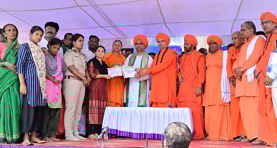 ಅಂಜಲಿ ಅಂಬಿಗೇರ ಮತ್ತು ನೇಹಾ ಹಿರೇಮಠ ಕೊಲೆ ಪ್ರಕರಣದ ಆರೋಪಿಗಳಿಗೆ ಗಲ್ಲು ಶಿಕ್ಷೆ ವಿಧಿಸಬೇಕು ಎಂದು ಆಗ್ರಹಿಸಿ ವಿವಿಧ ಮಠಾಧೀಶರು ಹುಬ್ಬಳ್ಳಿಯಲ್ಲಿ ಶನಿವಾರ ಜಿಲ್ಲಾಧಿಕಾರಿ ದಿವ್ಯಪ್ರಭು ಜಿ.ಆರ್.ಜೆ ಅವರಿಗೆ ಮನವಿ ಸಲ್ಲಿಸಿದರು