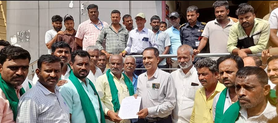 ಅಮೀನಗಡ ಪಟ್ಟಣದ ಬಿಡಿಸಿಸಿ ಬ್ಯಾಂಕ್ ಎದುರು ರೈತರು ಹಾಗೂ ಗ್ರಾಹಕರು ಧರಣಿ ನಡೆಸಿ ಸಹಕಾರಿ ಬ್ಯಾಂಕ್‌ನ ಪ್ರಭಾರಿ ವ್ಯವಸ್ಥಾಪಕ ನಿರ್ದೇಶಕ ಮಲ್ಲಿಕಾರ್ಜುನ ಪೂಜಾರಿ ಅವರಿಗೆ ಮನವಿ ಸಲ್ಲಿಸಿದರು