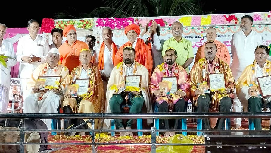 ಸಿಂಧನೂರಿನ ವನಸಿರಿ ಫೌಂಡೇಷನ್ ಸಂಸ್ಥಾಪಕ ಅಮರೇಗೌಡ ಮಲ್ಲಾಪುರ(ಎಡದಿಂದ ಮೂರನೆಯವರು) ಅವರಿಗೆ ರಾಜ್ಯಮಟ್ಟದ ಸೇವಾಭೂಷಣ ಪ್ರಶಸ್ತಿಯನ್ನು ಪ್ರದಾನ ಮಾಡಿ ಗೌರವಿಸಲಾಯಿತು