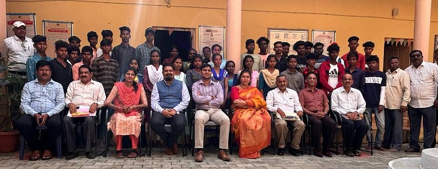 ಪುನಶ್ಚೇತನಾ ತರಬೇತಿ ಶಿಬಿರದಲ್ಲಿ ಪಾಲ್ಗೊಂಡಿದ್ದ ಬುಡಕಟ್ಟು ಸಮುದಾಯದ ಮಕ್ಕಳೊಂದಿಗೆ ಜಿಲ್ಲಾಧಿಕಾರಿ ಶಿಲ್ಪಾನಾಗ್‌, ಜಿ.ಪಂ. ಸಿಇಒ ಆನಂದ್‌ ಪ್ರಕಾಶ್‌ ಮೀನಾ ಹಾಗೂ ಇತರ ಅಧಿಕಾರಿಗಳು, ಶಿಕ್ಷಕರು