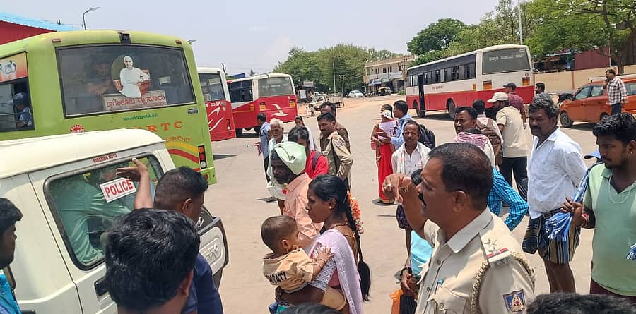 ಕಾನಹೊಸಹಳ್ಳಿ ಬಸ್ ನಿಲ್ದಾಣದಲ್ಲಿ ಕಂಡಕ್ಟರ್, ಪ್ರಯಾಣಿಕರ ಮಧ್ಯ ಗುರುವಾರ ವಾಗ್ವಾದ ಜರುಗಿತು. ಪೊಲೀಸರು ಮಧ್ಯ ಪ್ರವೇಶಿಸಿದರು.