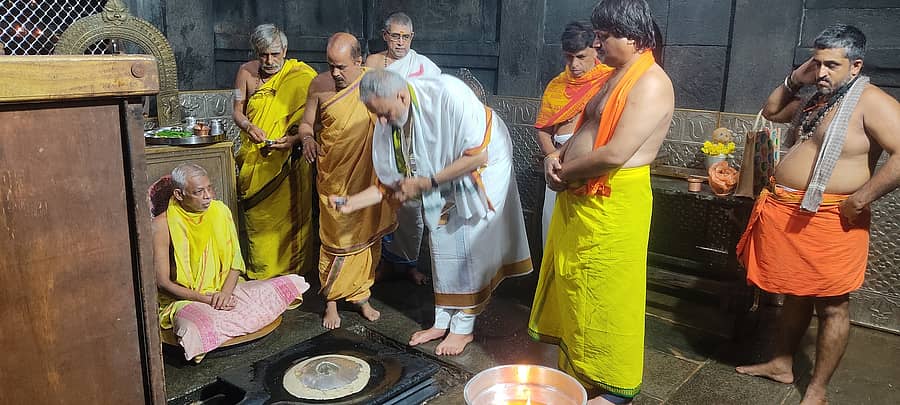 ಗೋಕರ್ಣದ ಮಹಾಬಲೇಶ್ವರನ ಆತ್ಮಲಿಂಗಕ್ಕೆ ಉತ್ತರ ಕನ್ನಡ ಲೋಕಸಭಾ ಕ್ಷೇತ್ರದ ಬಿಜೆಪಿ ಅಭ್ಯರ್ಥಿ ವಿಶ್ವೇಶ್ವರ ಹೆಗಡೆ ಕಾಗೇರಿ ಪೂಜೆ ಸಲ್ಲಿಸಿದರು. ಜೆಡಿಎಸ್ನ ಸೂರಜ್ ನಾಯ್ಕ ಪಾಲ್ಗೊಂಡಿದ್ದರು