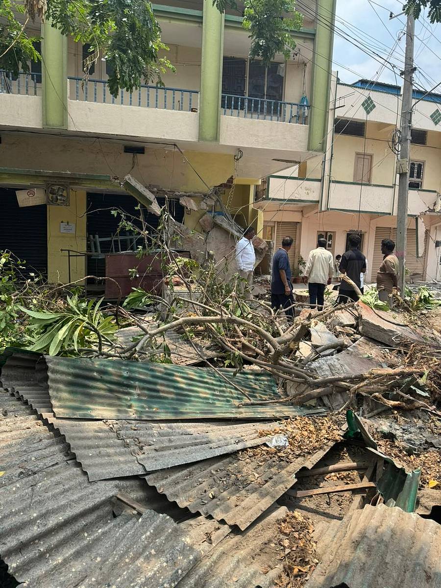 ಮೋಕ ರಸ್ತೆಯ ಕೆಇಬಿ ವೃತ್ತದಿಂದ ಶಬರಿ ಹೋಟೆಲ್ ಬಳಿಯ ಮೇಲ್ಸೇತುವೆವರೆಗಿನ ರಸ್ತೆ ವಿಸ್ತರಣೆಗೆ ಕಟ್ಟಡವೊಂದನ್ನು ತೆರವುಗೊಳಿಸುತ್ತಿರುವುದು