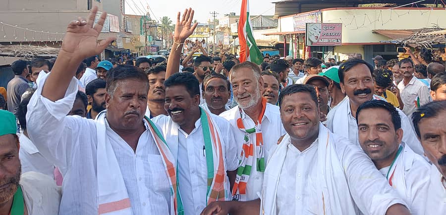 ಸಂತೇಬೆನ್ನೂರಿನಲ್ಲಿ ಗುರುವಾರ ಕಾಂಗ್ರೆಸ್ ಅಭ್ಯರ್ಥಿ ಡಾ.ಪ್ರಭಾ ಮಲ್ಲಿಕಾರ್ಜುನ್ ರೋಡ್ ಶೋದಲ್ಲಿ ಸಂಭ್ರಮಿಸಿದ ಕಾರ್ಯಕರ್ತರು