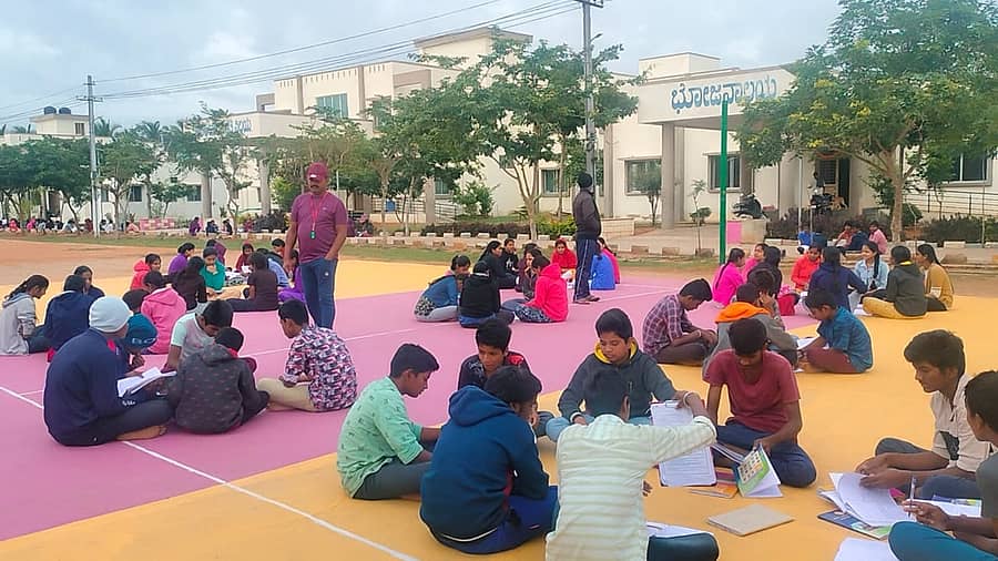 ಚಾಮರಾಜನಗರದ ಹರವೆ ಮೊರಾರ್ಜಿ ದೇಸಾಯಿ ವಸತಿ ಶಾಲೆಯಲ್ಲಿ ಗುಂಪು ಅಧ್ಯಯನದಲ್ಲಿ ತೊಡಗಿರುವ ವಿದ್ಯಾರ್ಥಿಗಳು