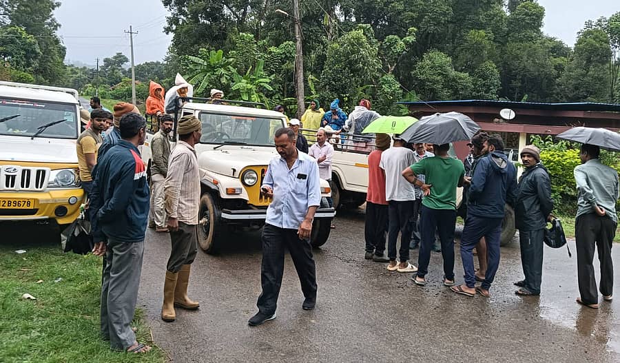 ಸೋಮವಾರಪೇಟೆ ತಾಲ್ಲೂಕಿನ ಹರಗ ಗ್ರಾಮದಲ್ಲಿ ಕಾಫಿ ಬೆಳೆಗಾರರು ಕಾರ್ಮಿಕರನ್ನು ಕರೆದೊಯ್ಯುತ್ತಿದ್ದ ಪಿಕ್ಅಪ್ ವಾಹನಗಳನ್ನು ತಡೆದರು
