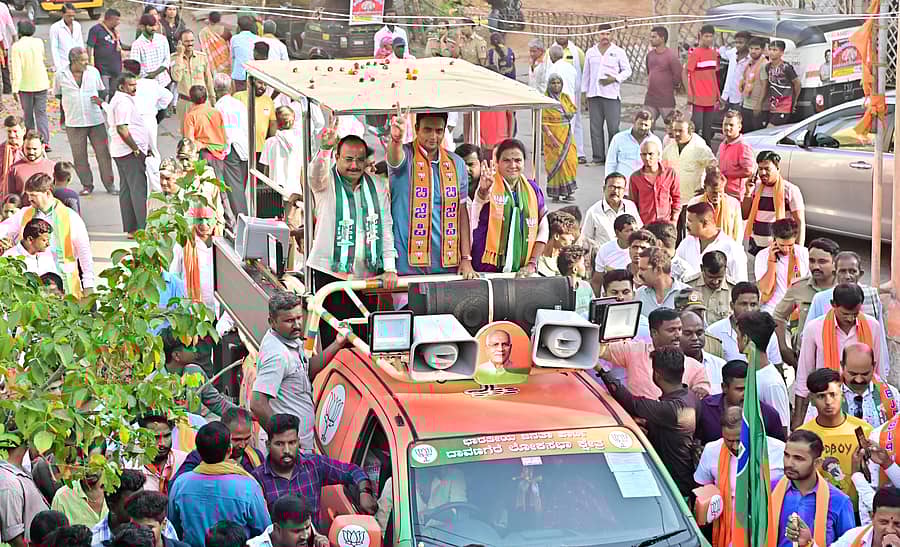 <div class="paragraphs"><p>ದಾವಣಗೆರೆ ಲೋಕಸಭಾ ಕ್ಷೇತ್ರದ ಬಿಜೆಪಿ ಅಭ್ಯರ್ಥಿ ಗಾಯತ್ರಿ ಸಿದ್ದೇಶ್ವರ ಪರ ಯದುವೀರ್ ಒಡೆಯರ್ ಗಾಂಧಿನಗರದಲ್ಲಿ ಶುಕ್ರವಾರ ರೋಡ್‌ ಶೋ ನಡೆಸಿ ಪ್ರಚಾರ ನಡೆಸಿದರು. ಮಾಜಿ ಶಾಸಕ ಎಚ್.ಎಸ್. ಶಿವಶಂಕರ್ ಉಪಸ್ಥಿತರಿದ್ದರು.&nbsp; &nbsp; </p></div>